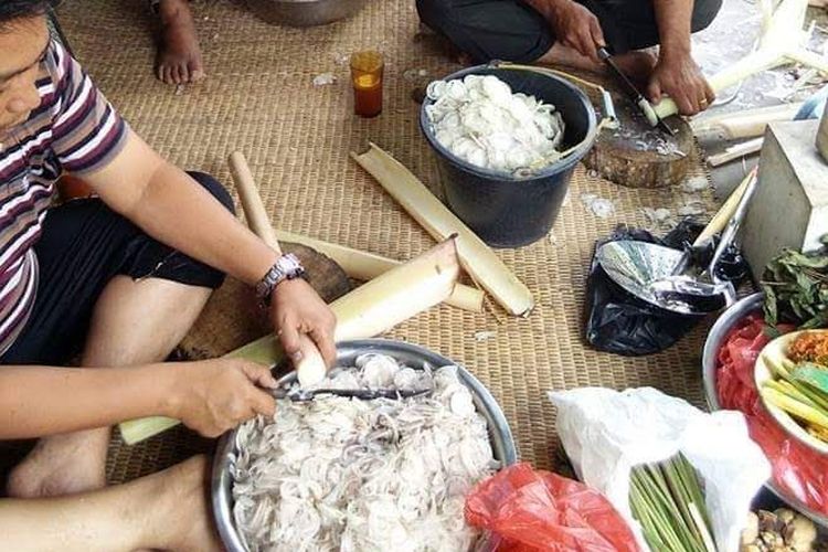 Seorang pria tengah mempersiapkan bahan-bahan masakan di dapur