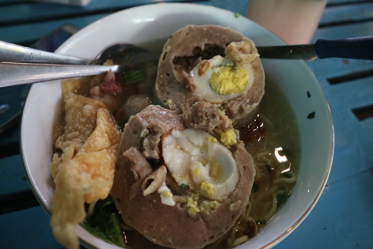 Bakso Klenger di Jalan Wahid Hasyim, Caturtunggal, Yogyakarta. Bobot bakso maksimal di gerai bakso ini mencapai 20 kilogram. 