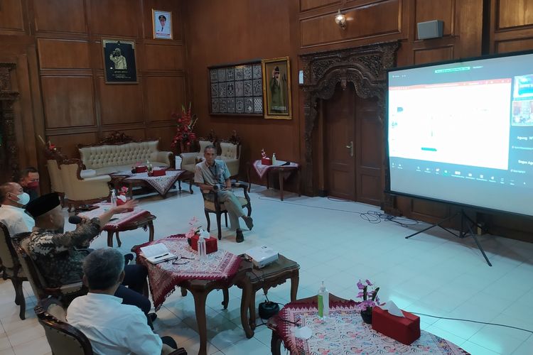 GM PT Indonesia Power Ps Kuncoro (depan) memberikan penjelasan kepada Bupati Banyumas Achmad Husein terkait penyebab Sungai Serayu menjadi keruh di ruang pertemuan bupati, Jumat (8/4/2022).