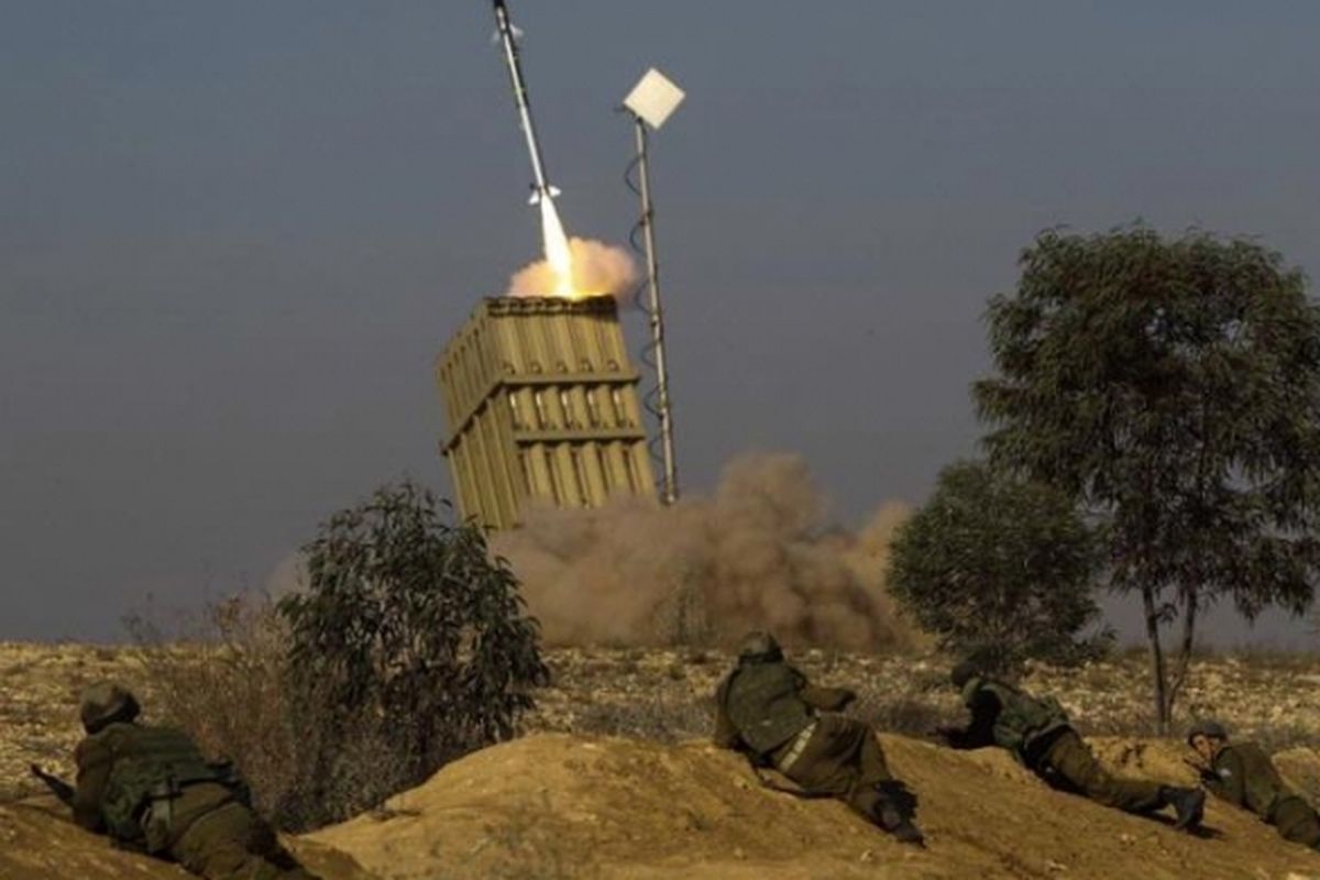 Sejumlah tentara Israel berlindung saat Iron Dome menembakan sebuah rudal terhadap rudal Grad yang diluncurkan dari Jalur Gaza.