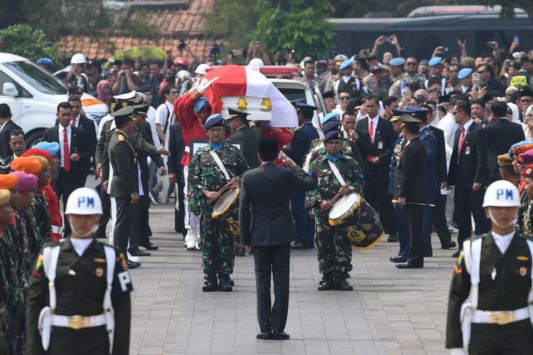 Presiden Joko Widodo (tengah) memberi hormat saat jenazah almarhum Presiden ke-3 Republik Indonesia BJ Habibie tiba di Taman Makam Pahlawan Nasional Utama Kalibata, Jakarta, Kamis (12/9/2019). BJ Habibie meninggal dunia pada hari Rabu (11/9/2019) pukul 18.05 WIB setelah menjalani perawatan di RSPAD.