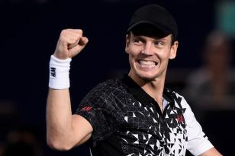 Petenis Ceko, Tomas Berdych, merayakan kemenangan atas petenis Afrika Selatan, Kevin Anderson, pada babak perempat final Paris Masters, Jumat (31/10/2014).