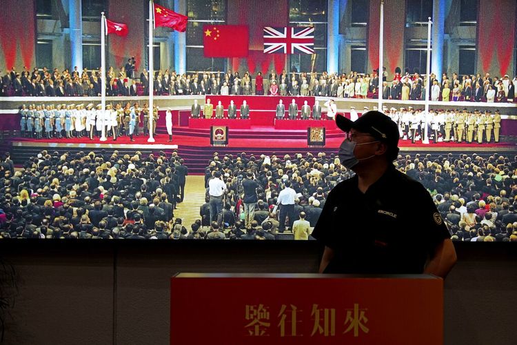 Seorang pria mengunjungi sebuah pameran untuk menandai peringatan 25 tahun kembalinya bekas jajahan Inggris ke pemerintahan China, di Hong Kong, Jumat, 24 Juni 2022. 