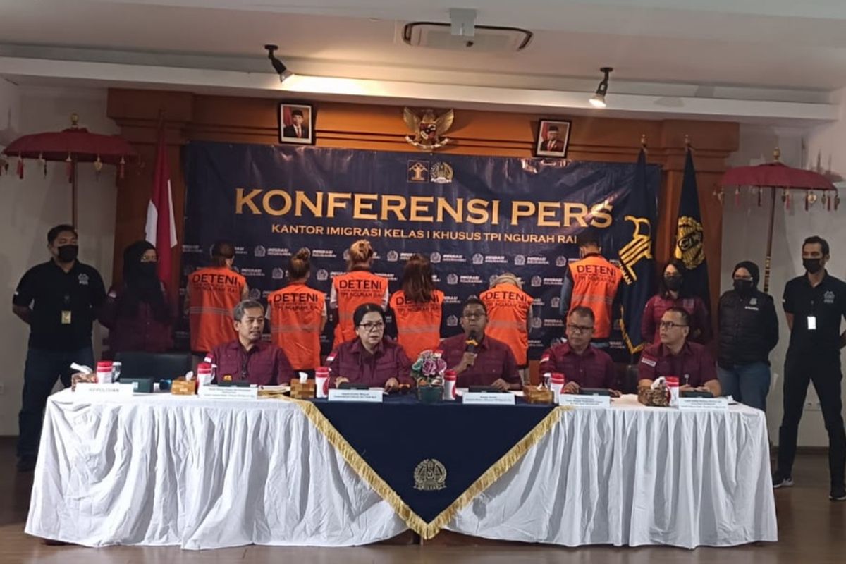  Kepala Kantor Wilayah Kemenkumham Bali, Pramella Yunidar Pasaribu bersama pejabat Imigrasi Ngurah Rai, saat melaksanakan konferensi pers terkait penangkapan enam WNA yang bekerja secara ilegal di salon kecantikan di kawasan wilayah Bali, Kamis (15/8/2024). 