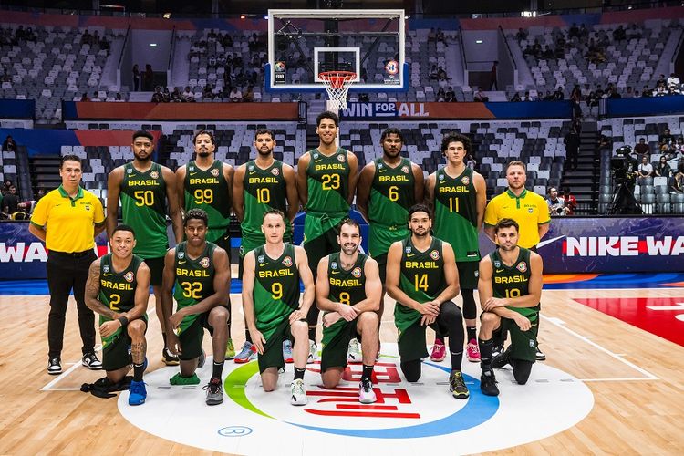 Timnas basket Brasil saat melawan timnas Iran pada Grup G FIBA World Cup 2023 di Indonesia Arena, Sabtu (26/8/2023).