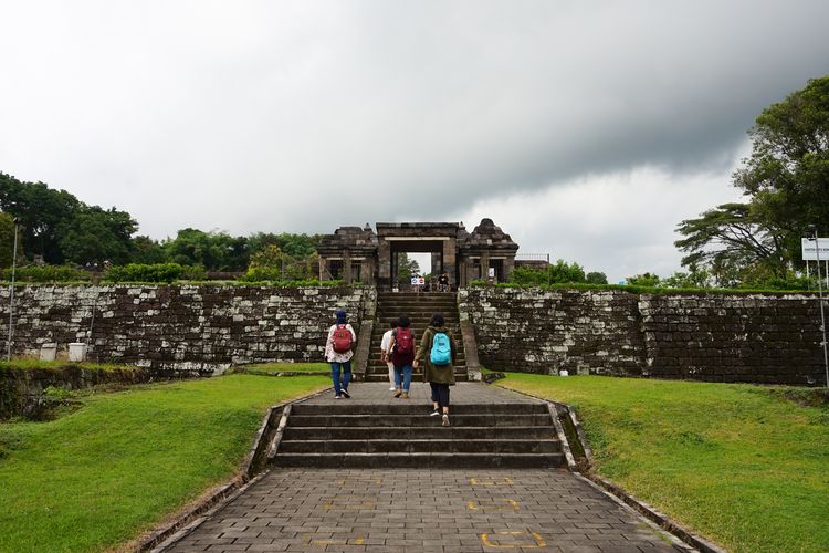 Wisatawan berjalan menuju gerbang utama Ratu Boko, Yogyakarta, pada Jumat (17/12/2021).