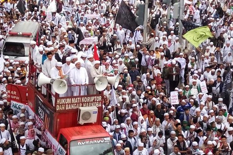 Suasana saat massa dari Front Pembela Islam berjalan kaki dari Masjid Al Azhar menuju Mabes Polri, Jakarta Srlatan, Senin (16/1/2017).