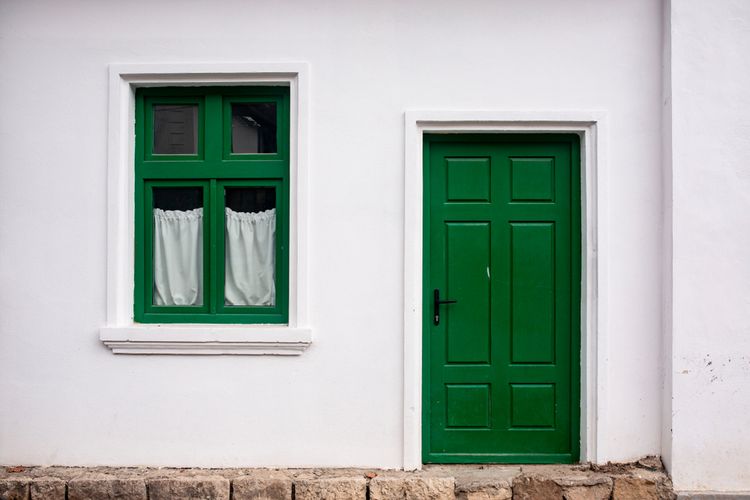 Ilustrasi pintu depan rumah dengan warna hijau.