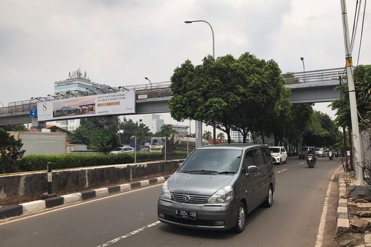  Jembatan Penyeberangan Orang (JPO) Halte Kramat Cilandak Timur, Pasar Minggu, Jakarta pada Selasa (27/10/2020) siang.