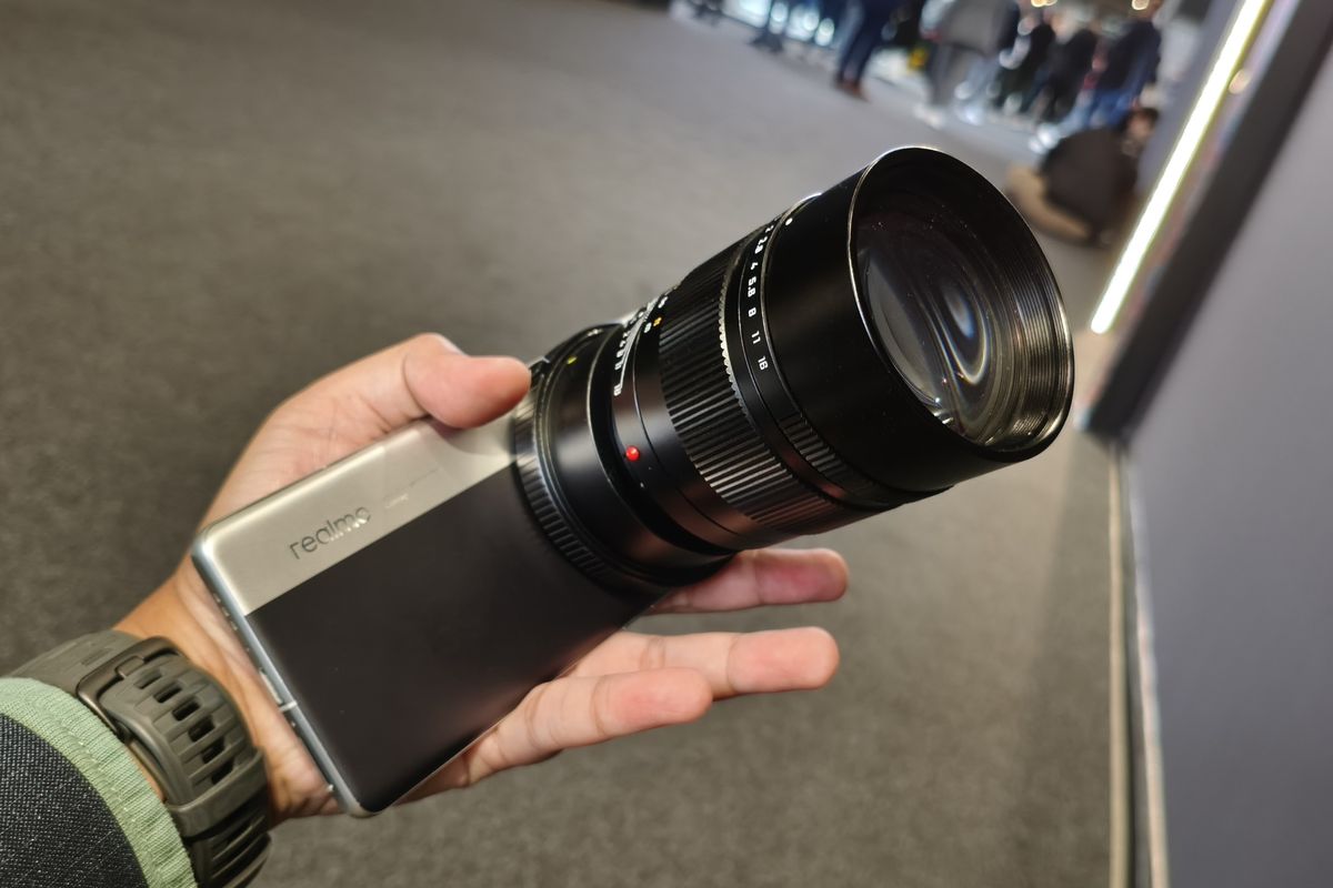 Ponsel Realme Interchangeable-Lens bersama lensa telefoto yang telah dipasang, ditampilkan di booth Realme di ajang MWC Barcelona 2025, Selasa (4/3/2025).