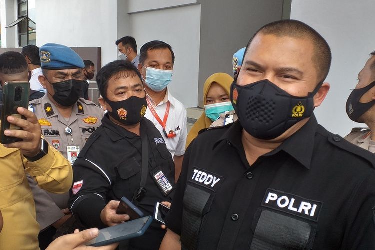 Direktur Reserse Kriminal Umum Polda Riau Kombes Pol Teddy Ristiawan saat diwawancarai Kompas.com terkait kasus teror di Pekanbaru, Rabu (10/3/2021).