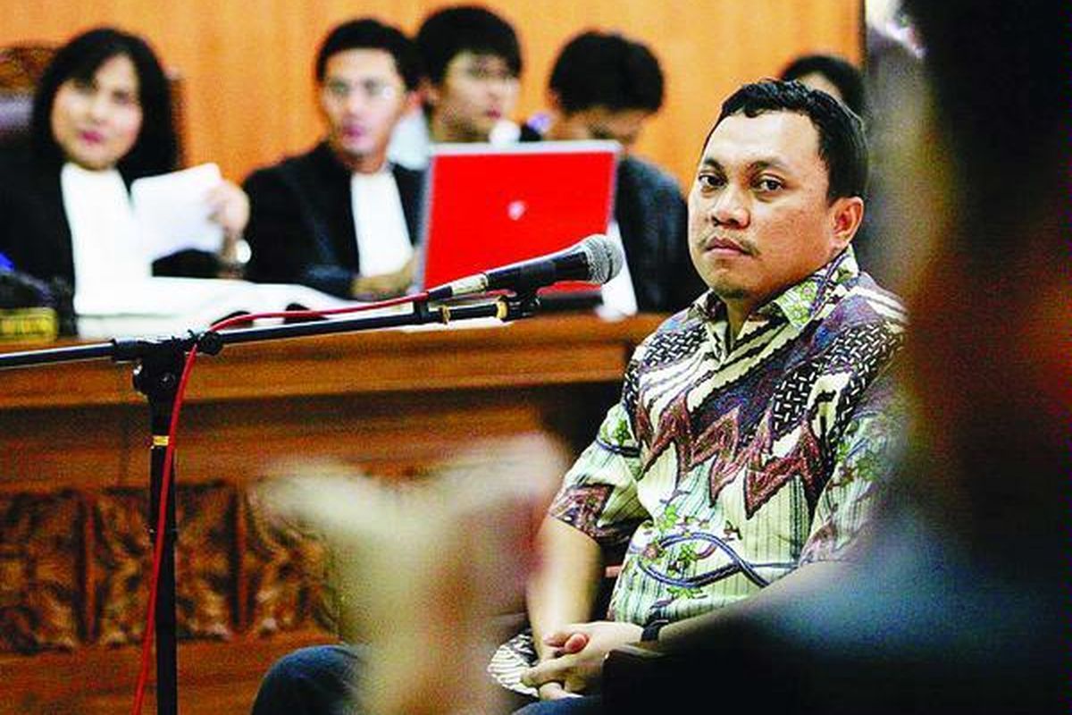 Gayus Halomoan Tambunan, tersangka kasus mafia pajak, menjadi saksi dalam sidang dengan terdakwa Ajun Komisaris Sri Sumartini di Pengadilan Negeri Jakarta Selatan, Selasa (3/8). Sri Sumartini didakwa menerima suap setelah kasus Gayus dibuka penyidik Badan Reserse Kriminal Polri.