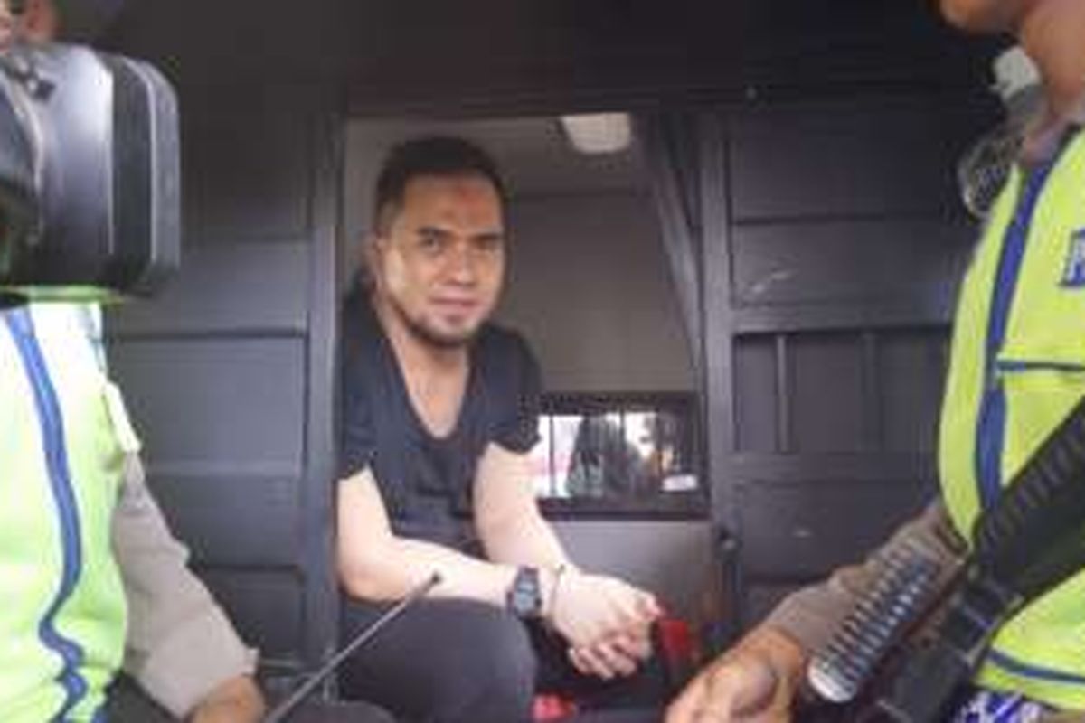 Saipul Jamil dalam mobil tahanan di Pengadilan Negeri Jakarta Utara, Senin (13/6/2016).