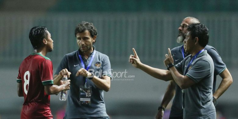 Pelatih Timnas U-23 Indonesia, Luis Milla (tengah), beserta asisten pelatih Bima Sakti (kanan) memberikan instruksi kepada Muhammad Hargianto pada laga PSSI Anniversary Cup 2018 kontra Bahrain di Stadion Pakansari, Bogor, Jumat (27/4/2018)

