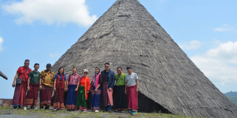 Para Dosen Universitas Bina Nusantara Jakarta, Oktober 2018 lalu mengabadikan kunjungan mereka di perkampungan tradisional Todo di Kecamatan Satarmese Utara, Kabupaten Manggarai, Flores, NTT.