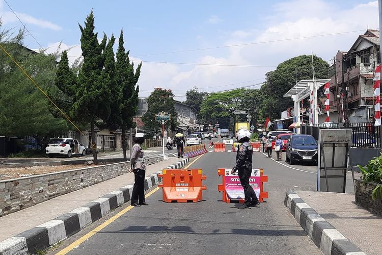 Arus lalu lintas di kawasan wisata Puncak Bogor, Jawa Barat, Senin (18/8/2025) siang ini diberlakukan sistem one way menuju Jakarta. 
