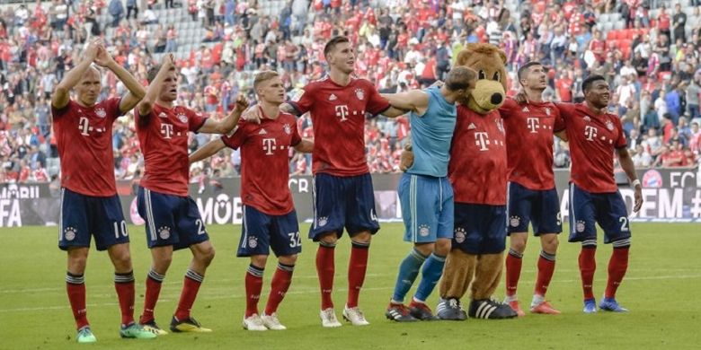 Para pemain Bayern Muenchen membalas apresiasi penonton seusai meraih kemenangan atas Bayer Leverkusen pada pertandingan Bundesliga di Allianz Arena, 15 September 2018. 