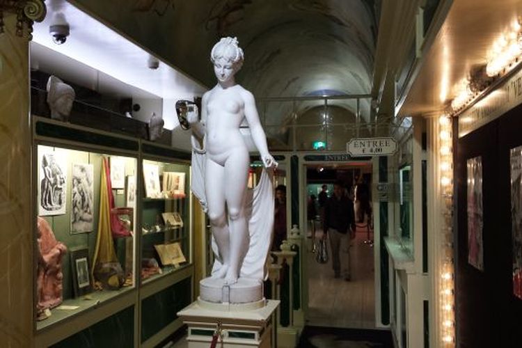 Salah satu instalasi seni, patung Venus, yang dapat dilihat ketika memasuki pintu utama Museum Venustempel, Amsterdam, Belanda.