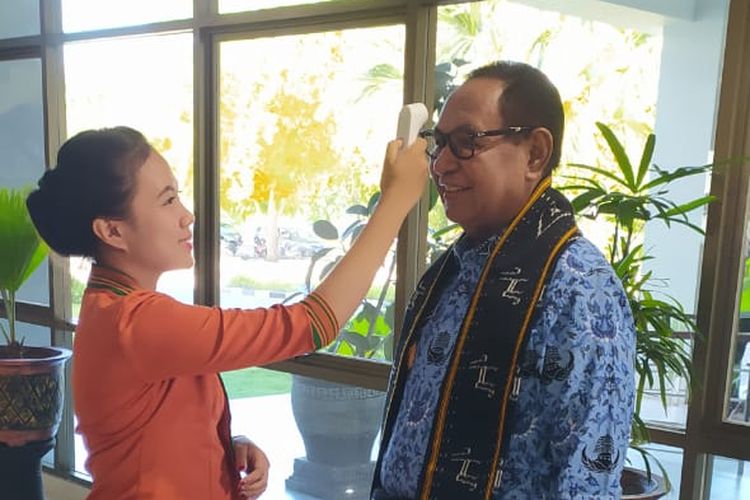 Wakil Gubernur Nusa Tenggara Timur (NTT) Josef Nae Soi, dites suhu tubuh saat memasuki kantor Gubernur NTT, Selasa (17/3/2020)
