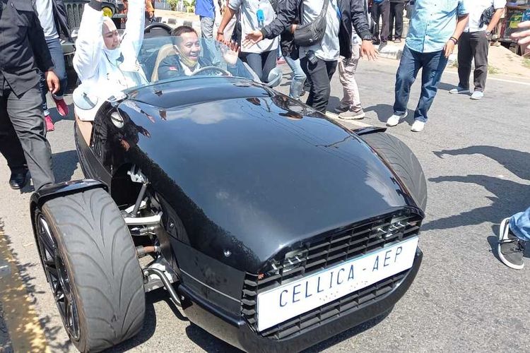 Pasangan calon Cellica Nurrachadiana-Aep Saepulloh mendaftar ke Komisi Pemilihan Umum (KPU) Karawang pada Jumat (4/9/2020), dengan mengendarai motor Vanderhall Venice model three-wheeler.