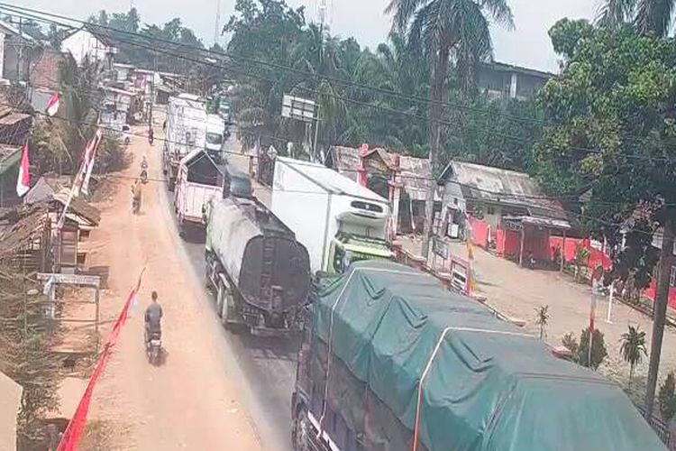 Ada Pengecoran Jalan, Jalintim Betung-Palembang Macet Panjang hingga 40 Km