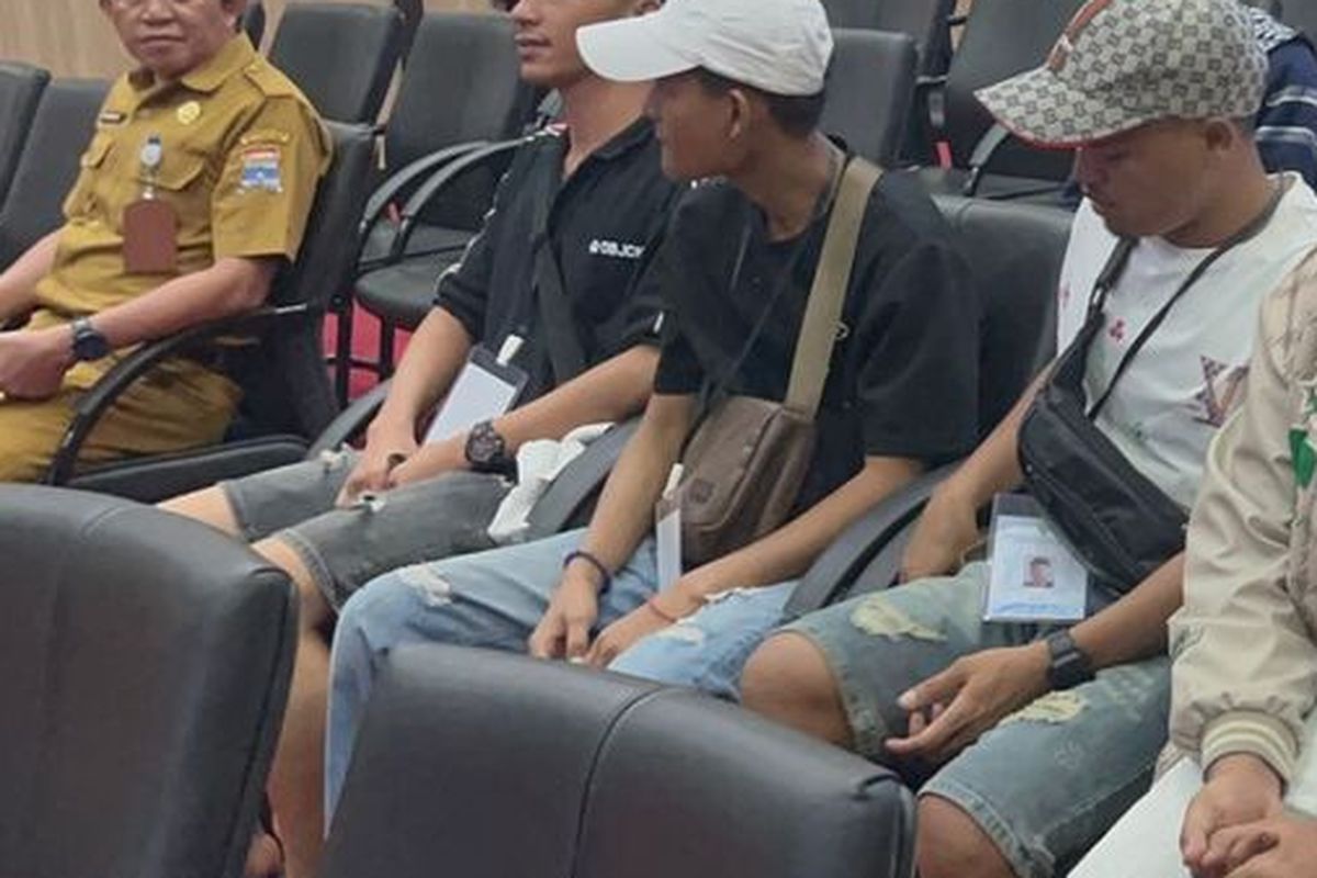 Sebanyak 14 warga Palembang yang terjebak di Kamboja kini telah dipulangkan ke Palembang. Mereka diserahkan ke pihak keluarga oleh Gubernur Sumatera Selatan Herman Deru, Senjn (30/3/2026).