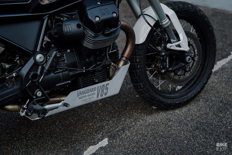 Moto Guzzi V85 TT bergaya tracker