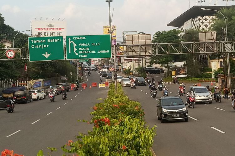 Satlantas Polres Bogor, Jawa Barat,  memberlakukan sistem one way atau satu arah di jalur Puncak Bogor, pada Minggu (5/9/202).