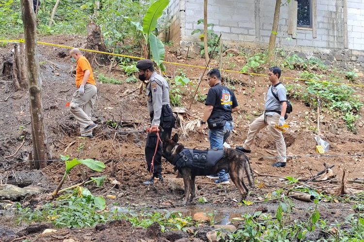 Pencarian kerangka bayi di kebun Kelurahan Tanjung, Kecamatan Purwokerto Selatan, Kabupaten Banyumas, Jawa Tengah, Senin (26/6/2023).