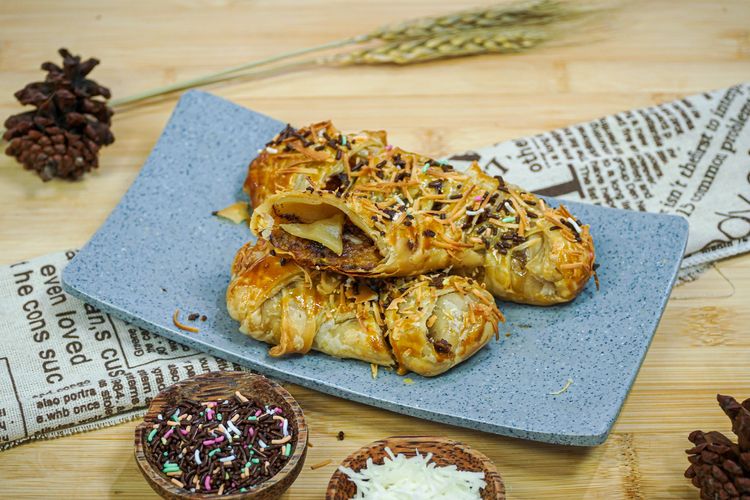 Strudel pisang ala Foodplace, pakai lembaran puff pastry dan pisang tanduk.