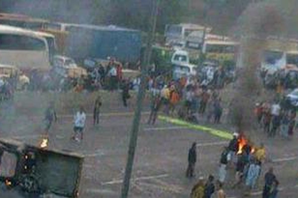 Suasana penutupan akses menuju ke Km 8 tol Jatibening, Jumat (27/7/2012), oleh ratusan massa diwarnai aksi pembakaran mobil Jasa Marga.