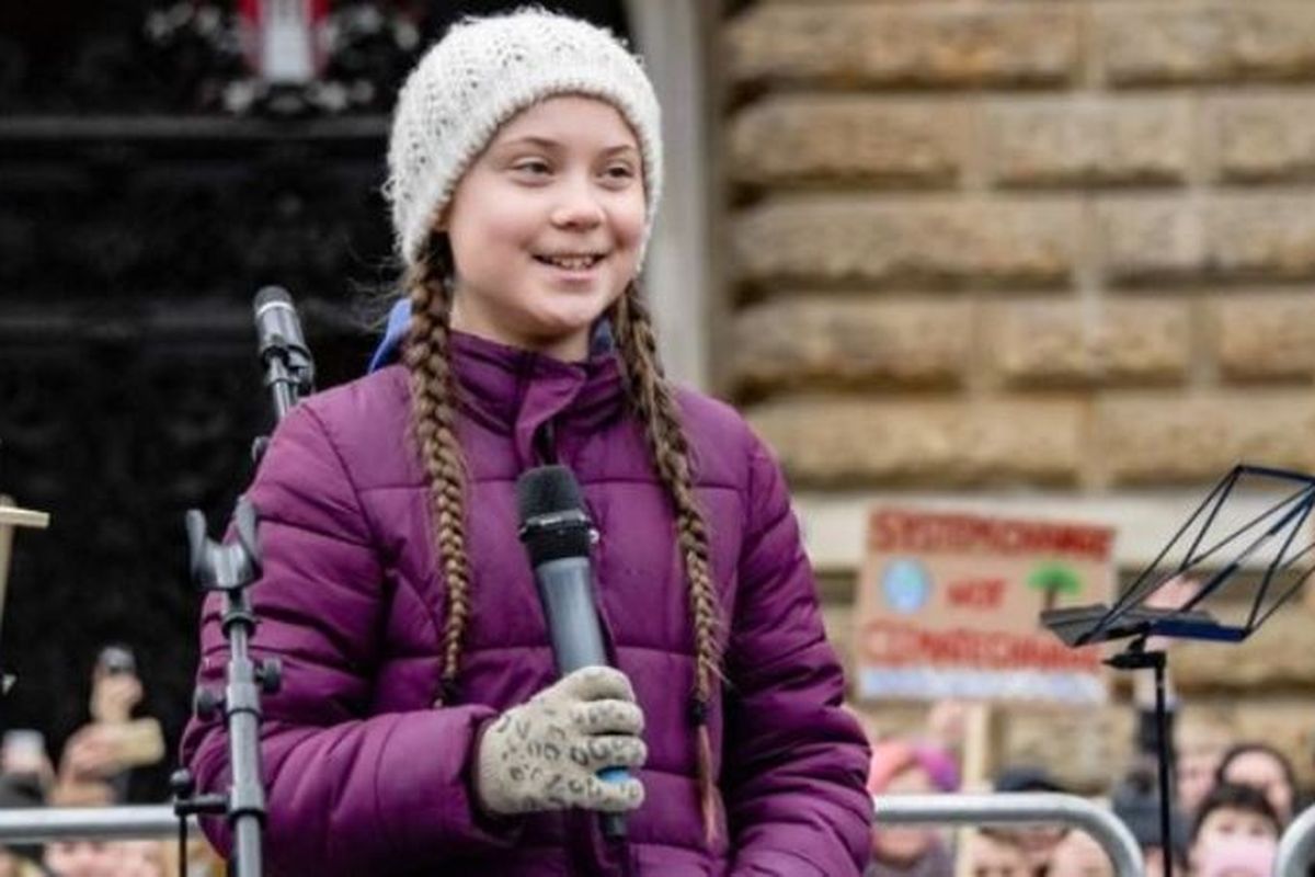 Aktivis lingkungan asal Swedia Greta Thunberg (16) berbicara di atas panggung saat demonstrasi murid yang menyerukan perlindungan iklim pada Jumat (1/3/2019) di depan balai kota di Hambourg, Jerman. (AFP/Alex Heimken)