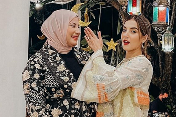 Tasya Farasya- Tasyi Athasyia adalah selebgram kembar yang dikabarkan memiliki konflik persaingan antara saudara