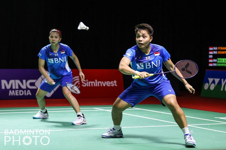 Ganda putri Indonesia Greysia Polii/Apriyani Rahayu saat tampil pada Indonesia Open 2021.