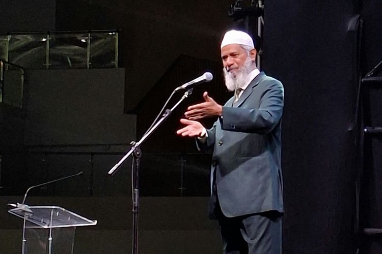Pendakwah internasional asal India, Dr Zakir Abdul Karim Naik, atau yang akrab disapa dr Zakir Naik ceramah di Malang pada Kamis (10/7/2025). Pelaksanaan acara ceramah itu berjalan lancar dan damai meski sempat ada penolakan. 