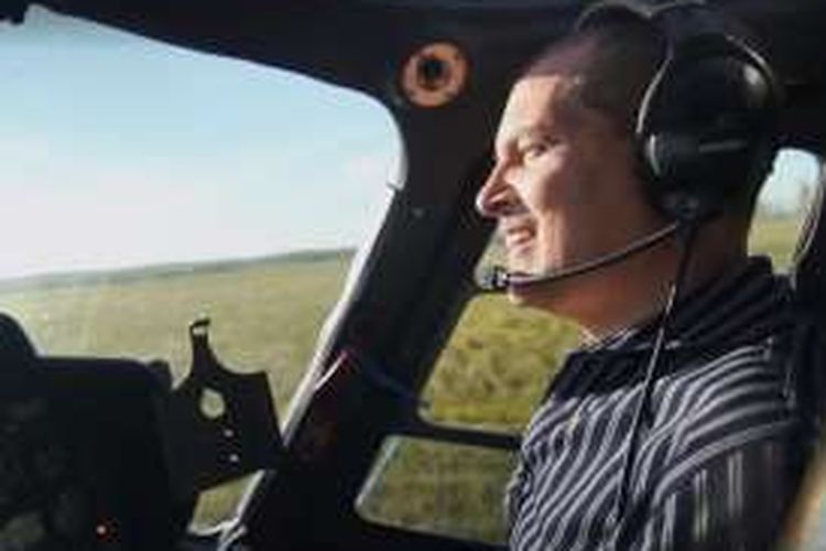 Rick Rahim, pilot yang cabut gigi anaknya dengan menggunakan helikopter sungguhan.