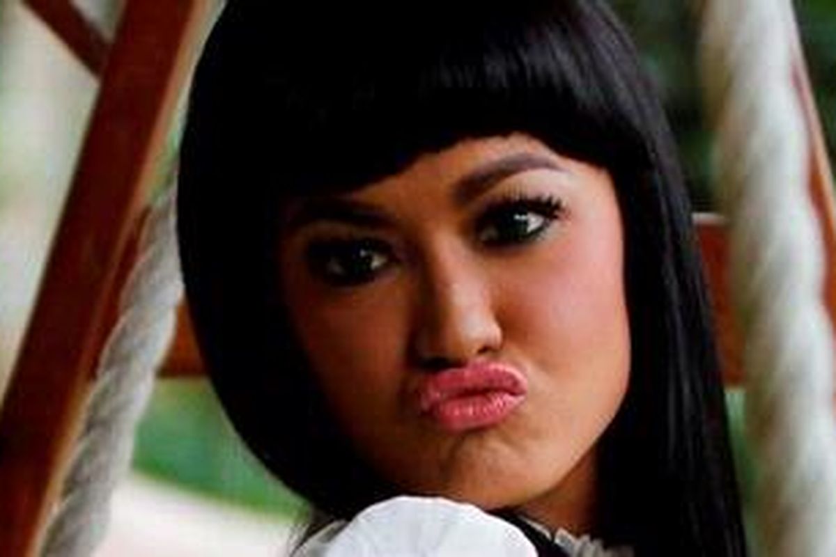 Presenter dan pemain film yang juga menyanyi dangdut Julia Perez alias Jupe menjalani pemotretan sebelum menggelar jumpa pers terkait kasus dugaan penganiayaan terhadap Dewi Perssik, di kediaman pengacaranya, Henry Yosodiningrat, Jakarta, Jumat (14/1/2011).