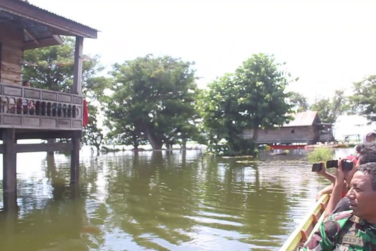 TERENDAM: Sejumlah prajurit TNI tengah berpatroli antisipasi banjir susulan di Kabupaten Sidrap, Sulawesi Selatan.