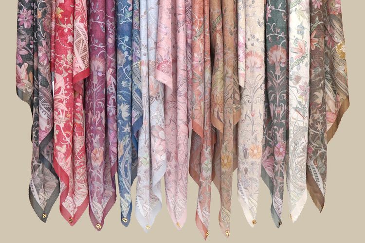 Koleksi scarf Dubai Series dari Buttonscarves, produk spesial ulang tahun keenam Buttonscarves.