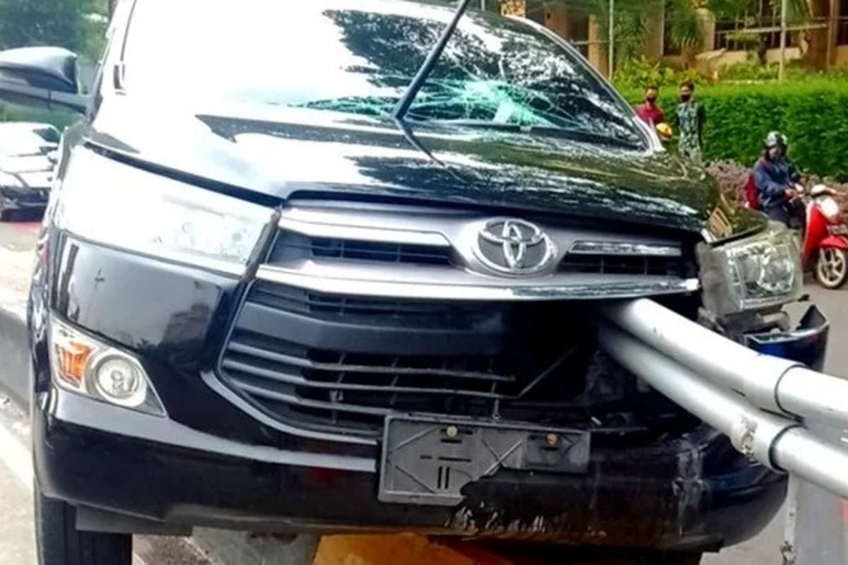 Toyota Kijang Innova mengalami kecelakaan di Jalan Gatot Subroto, Jakarta Selatan, Minggu (3/1/2021).