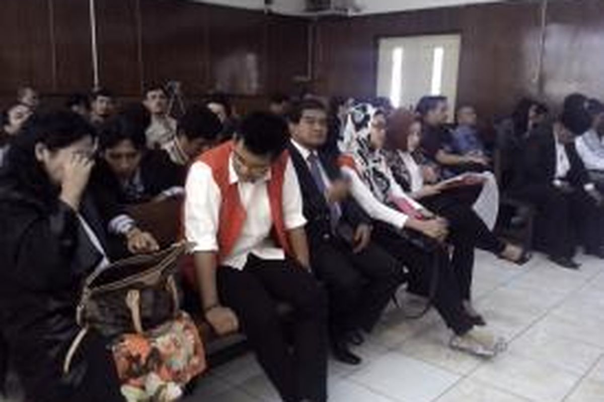 Dua terdakwa kasus pembunuhan Ade Sara, Assyifa Ramadhani dan Ahmad Imam Al Hafitd, menjalani sidang di ruang sidang Pengadilan Negeri Jakarta Pusat, Jakarta, Selasa (26/8/2014).