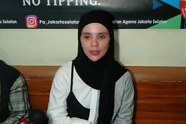 Aldila Jelita yang masih berstatus istri sah presenter Indra Bekti, ditemui sebelum mengikuti sidang kedua perceraian di Pengadilan Agama Jakarta Selatan, Senin (27/3/2023).