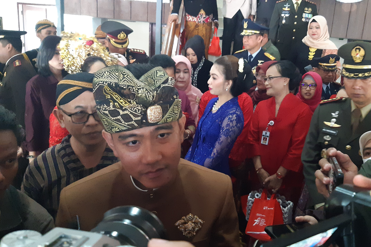 Wali Kota Solo Gibran Rakabuming Raka memakai baju adat Bali dalam upacara Hari Ulang Tahun (HUT) ke-78 Kemerdekaan Republik Indonesia di Stadion Sriwedari Solo pada Kamis (17/8/2023).
