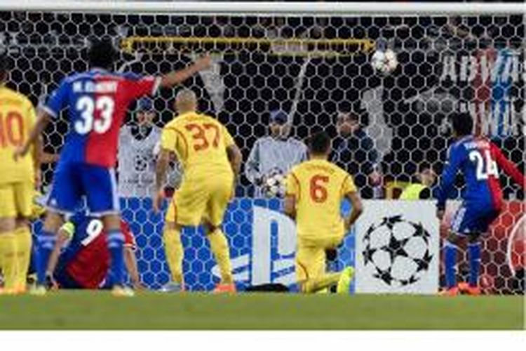 Bola tembakan penyerang Basel, Marco Streller (tak terlihat di foto), menjebol gawang Liverpool pada matchday kedua Grup B Liga Champions di Stadion St Jakob-Park, Basel, Rabu (1/10/2014).