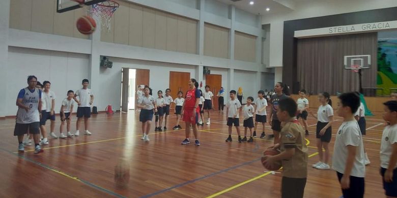 Di tengah Pramusim Srikandi Cup 2020 di Pekanbaru, tiga pihak yakni penyelenggara Srikandi Cup 2020, klub tuan rumah Pekanbaru Allstars, dan produsen perlengkapan olahraga Peak menggelar coaching clinic.