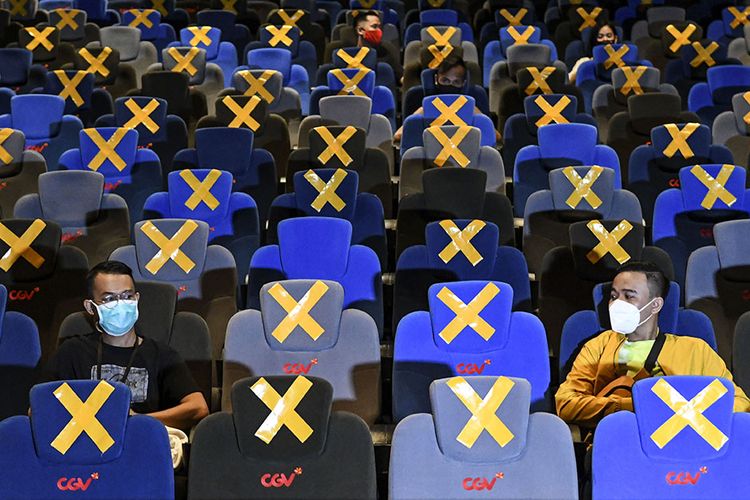 Pengunjung berbincang saat akan menonton film di salah satu bioskop di Jakarta, Rabu (21/10/2020). Sejumlah bioskop di Ibu kota kembali beroperasi setelah mendapatkan izin dari Pemprov DKI Jakarta dengan jumlah penonton dibatasi maksimal 25 persen dari total kapasitas.