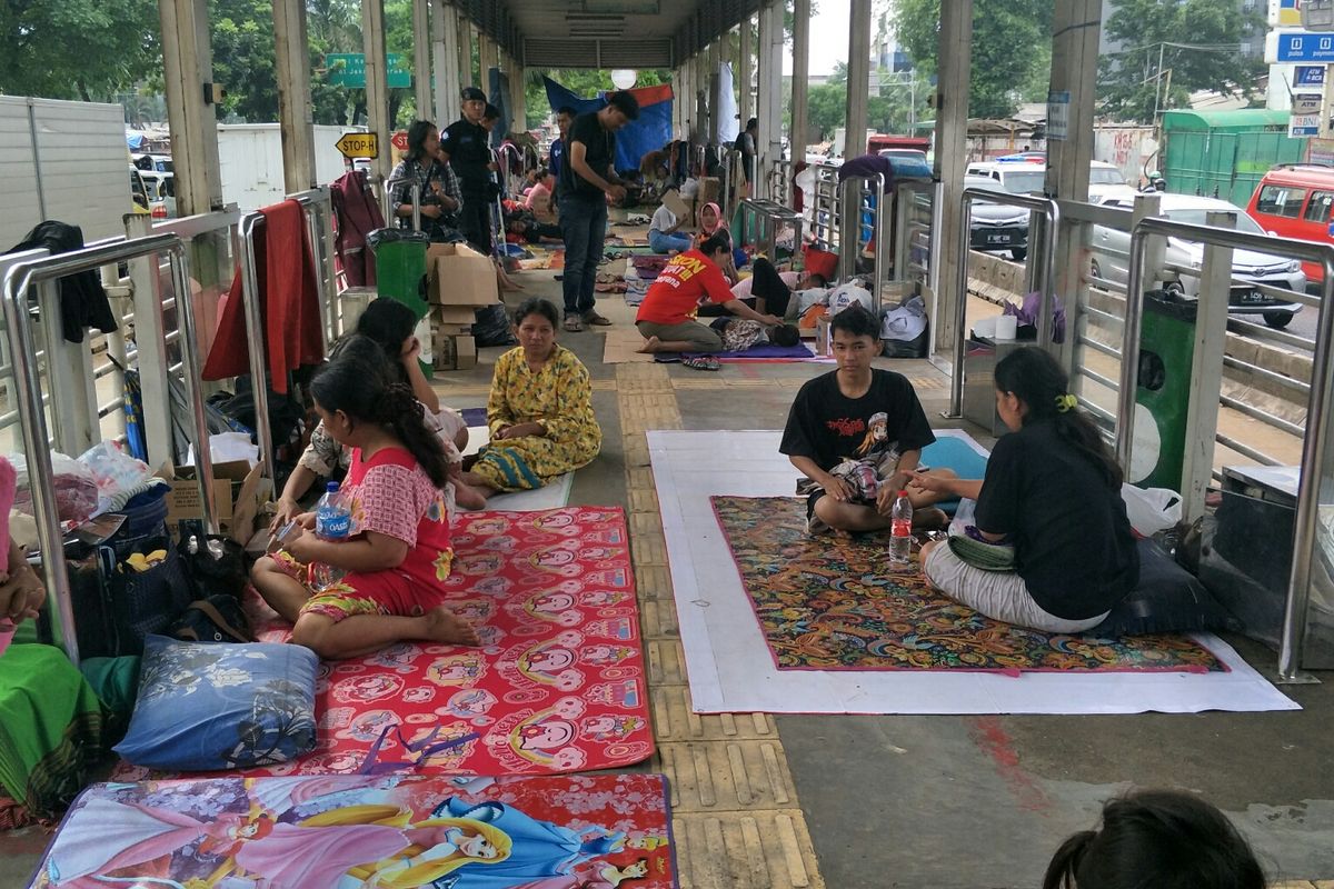 Korban Banjir Rawa Buaya yang mengungsi di Halte Jembatan Baru, Daan Mogot, Jakarta Barat, Sabtu (4/1/2020).