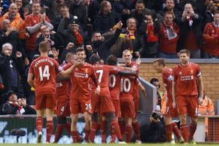 Para pemain Liverpool saat merayakan gol Philippe Coutinho ke gawang Arsenal pada lanjutan Premier League di Anfield, Minggu (21/12/2014). 