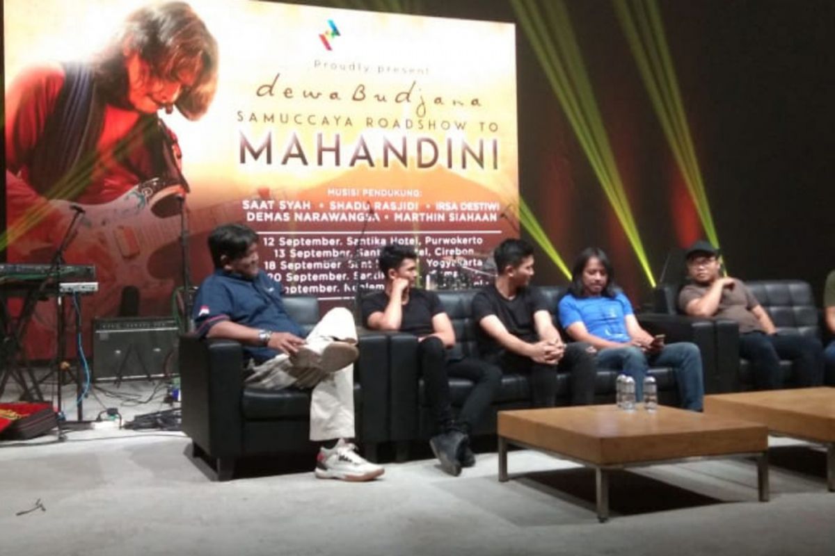 Dewa Budjana dan timnya dalam konferensi pers roadshow album Mahandini di Lemmon Studio, Jalan Pejaten, Jakarta Selatan, Rabu (5/8/2018).  