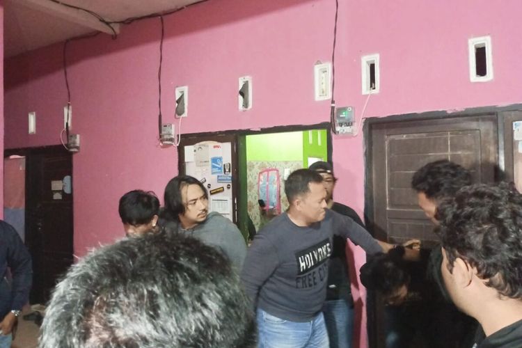 RO (35), residivis pencurian dengan kekerasan yang kembali melakukan aksinya dengan mengaku sebagai anggota Polri diringkus aparat gabungan Jatanras Polres Gowa dan Resmob Polda Sulsel di Kabupaten Pinrang, Sulawesi Selatan. Kamis, (3/8/2023).